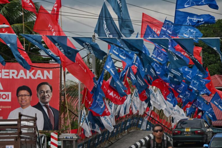 𝗧𝗵𝗲 𝗠𝗶𝗱𝗱𝗹𝗲 𝗚𝗿𝗼𝘂𝗻𝗱: 𝗦𝘄𝗶𝗻𝗴 𝗚𝗲𝗼𝗴𝗿𝗮𝗽𝗵𝗶𝗲𝘀, 𝗦𝘄𝗶𝗻𝗴 𝗗𝗲𝗺𝗼𝗴𝗿𝗮𝗽𝗵𝗶𝗰𝘀