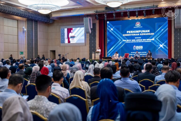 Video : PM pertegas komitmen kerajaan bantu rakyat miskin tanpa mengira kaum