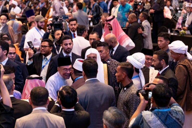 PMX sekali lagi bersama ribuan tokoh Islam, pemimpin agama dunia
