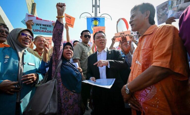 Video : Penduduk flat KL serah memo kepada menteri minta percepat RUU PSB