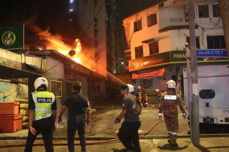 14 rumah setinggan, lot kedai di Pantai Dalam musnah terbakar