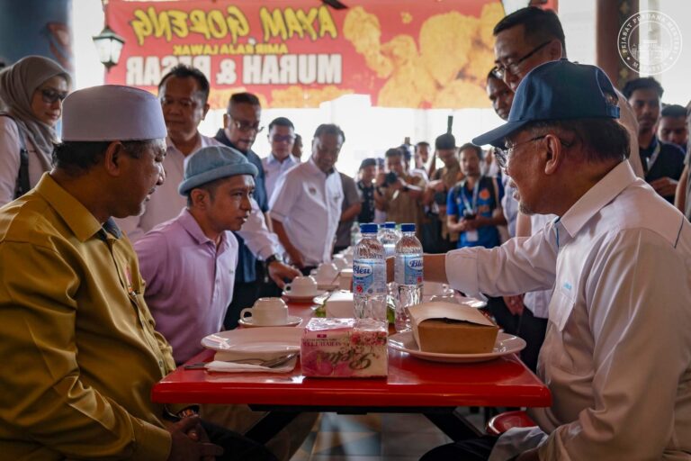 Ada apa dengan posting Anwar makan di restoran Amir Raja Lawak?