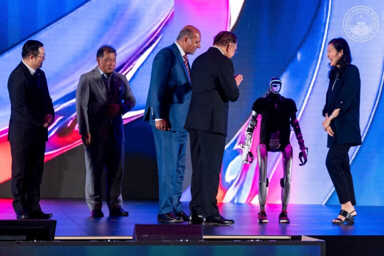 Anwar lancar ILMU, AI pertama Malaysia dibangunkan anak tempatan