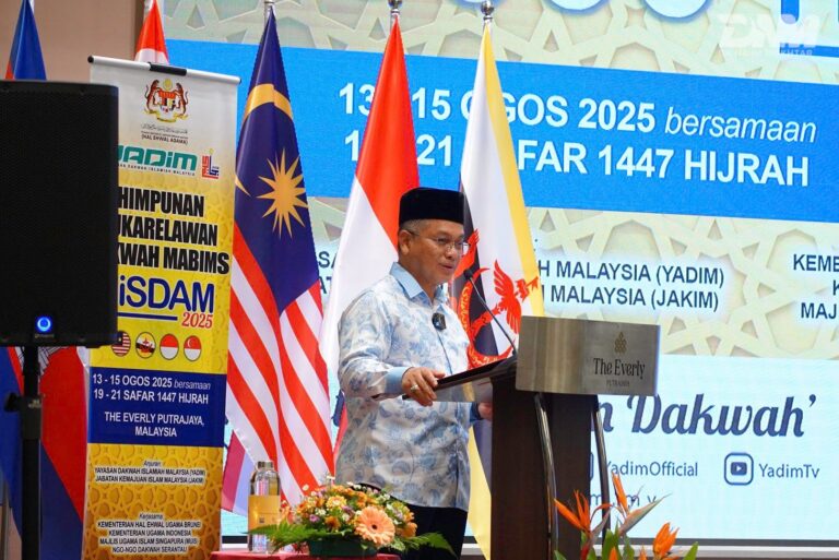 Lelaki Muslim berpakaian wanita: Apa kata Menteri Agama?