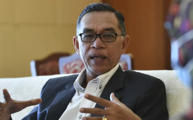 Dewan Rakyat kecoh bila MP Hulu Terengganu pertikai pakaian Azalina