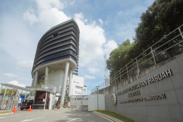 Lain macam risikan kali ini, netizen puji SPRM tumpaskan ‘jerung besar’