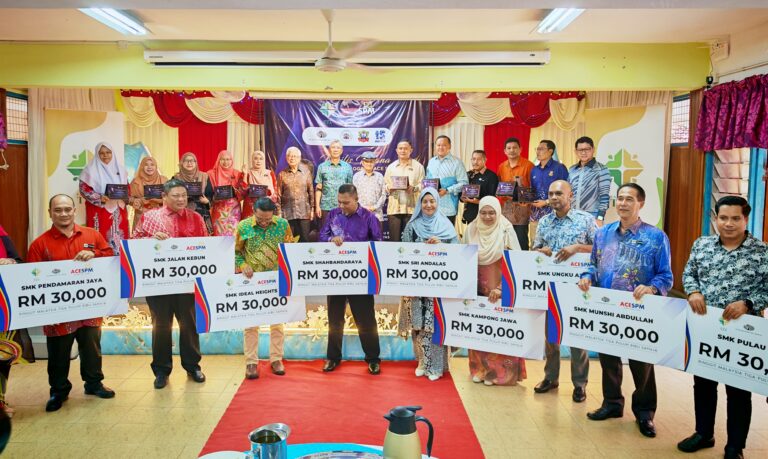 Majlis Budi Kirana ACE SPM, Suntik Semangat Pelajar B40 Hadapi SPM – Tengku Zafrul