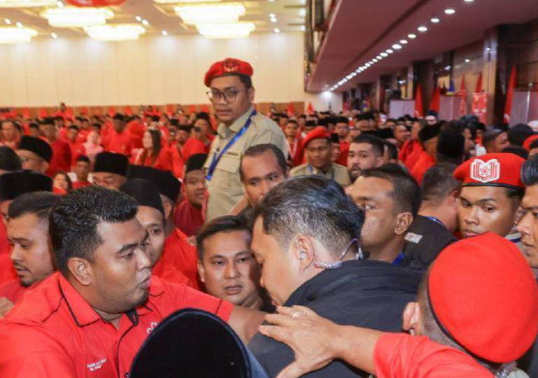 Nak PM Anwar turun, akhirnya ahli Bersatu pekik “turun Tan Sri”
