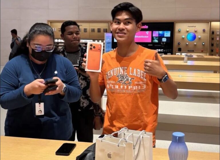 Dikecam ‘gila’ iPhone, rupanya hadiah untuk ibunya