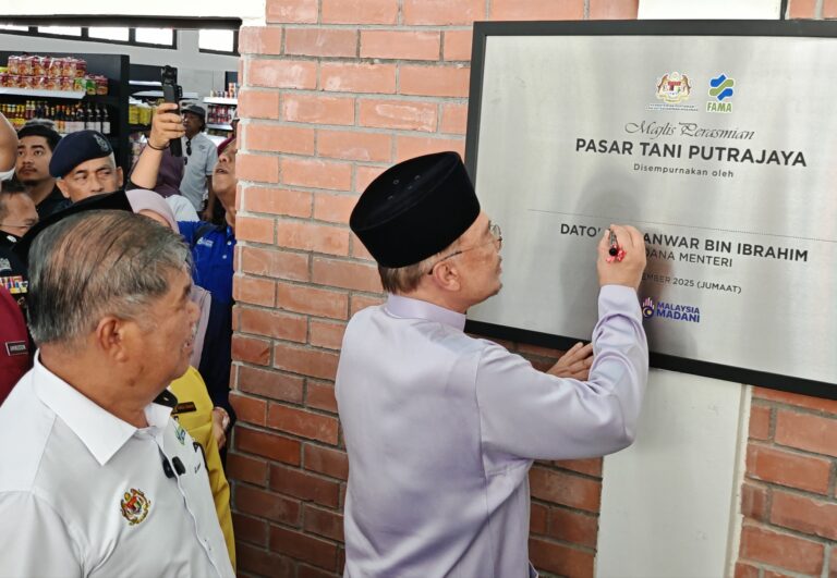 Pasar Tani kini melangkah ke fasa transformasi digital melalui sistem transaksi tanpa tunai, kod QR, e-billing serta pengurusan i-Pemasar 2.0. – Mohamad Sabu