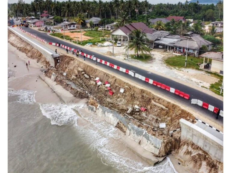 Jalan Pantai Batu Rakit bernilai hampir RM5 juta runtuh lagi, apa dah jadi?