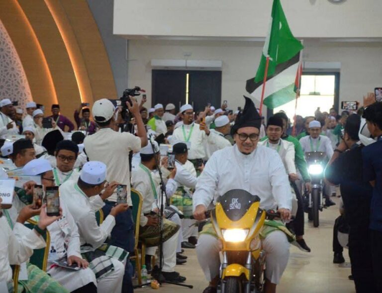 Gimik tunggang tiga motosikal dalam dewan tanda Pemuda Pas tidak cakna