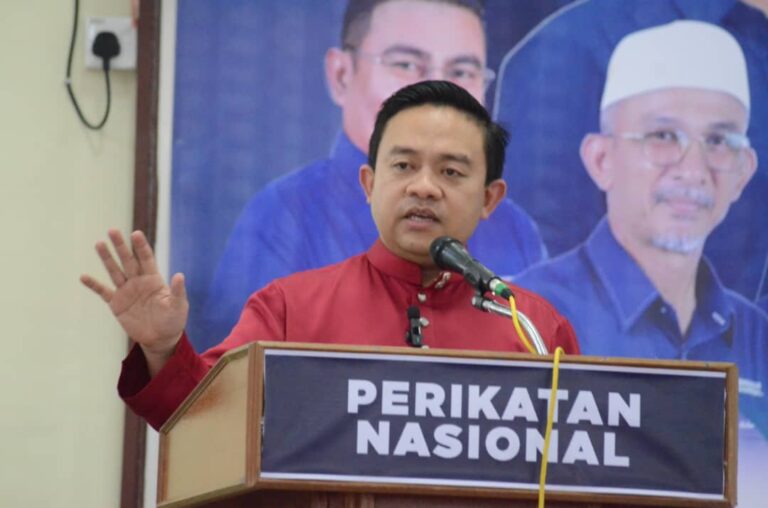 Azmin juara merajuk, kata Wan Saiful