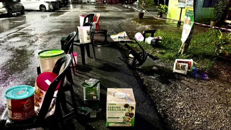 Tabung derma Pas berterabur atas jalan