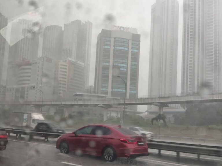 Amaran hujan lebat, ribut petir hingga 6 petang ini kecuali Melaka dan Johor