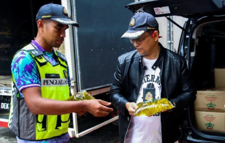Tak sangka 2 anggota penguatkuasa seleweng hampir RM30,000 minyak masak bersubsidi
