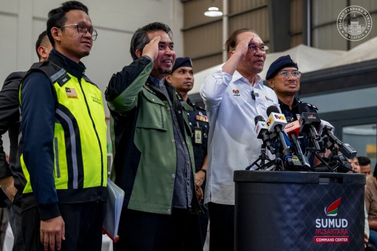 Video : Anwar buat panggilan video dengan peserta Sumud Flotilla, titip kata semangat