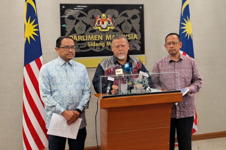 Empat cadangan AMANAH tangani isu arak dalam penerbangan negara