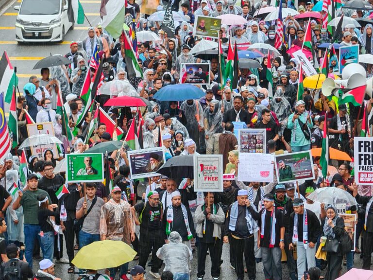 Perhimpunan Aman Solidariti Bersama Gaza ribuan rakyat turun di depan Kedutaan AS