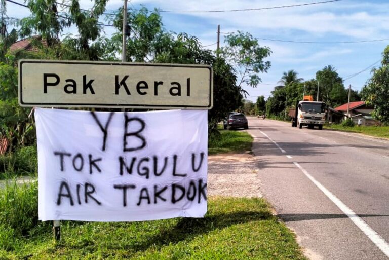‘AKSB kami nak air’ – Penduduk Kelantan gantung kain rentang, protes air tak ada