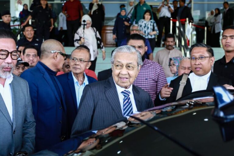 Mahathir sedang melawan diri sendiri bukan Anwar Ibrahim