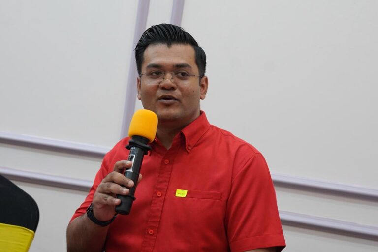 Azmin, Tun Faisal di sebalik krisis Bersatu, dakwa penyokong