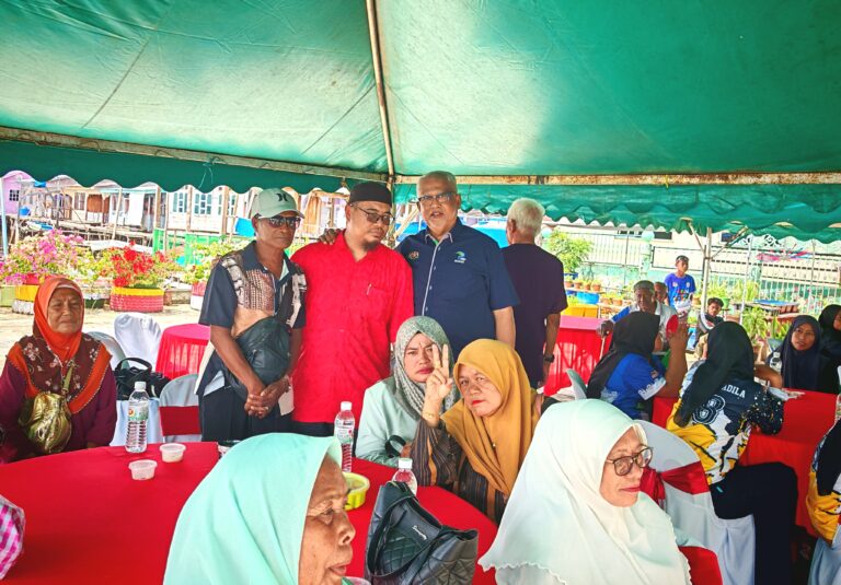 Penduduk teruja sambut kehadiran Pengerusi LPP di Program Santai Kampung Pulau Bait