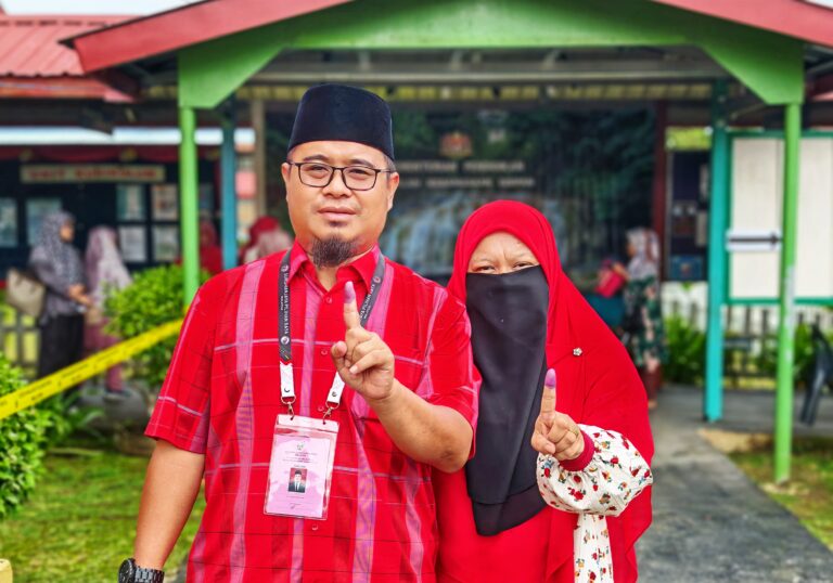 Calon N.64 Sulabayan Utz Zulfiqar dan isteri mengundi di SK Sisipan jam 9.15 pagi