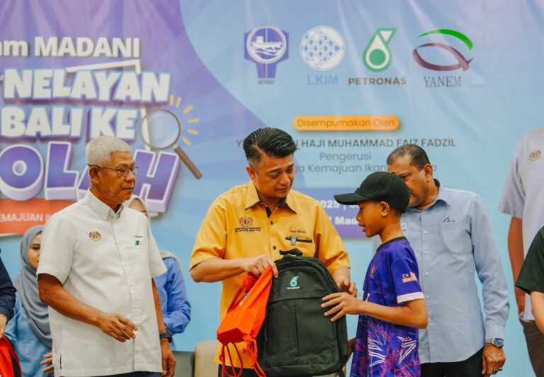 Video : Anak nelayan di Yan terima RM13,600 menerusi Program Madani Anak Nelayan Kembali ke Sekolah
