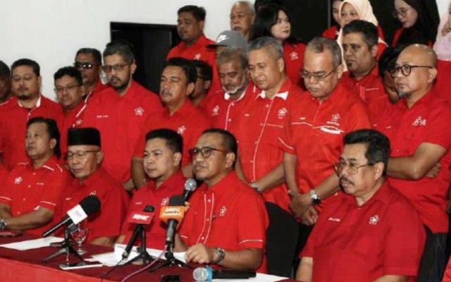 Desakan Mahiaddin berundur memuncak, 14 bahagian Bersatu Perak menolak