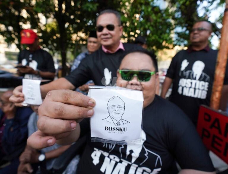 Ratusan penyokong Najib berkumpul menjelang keputusan Adendum