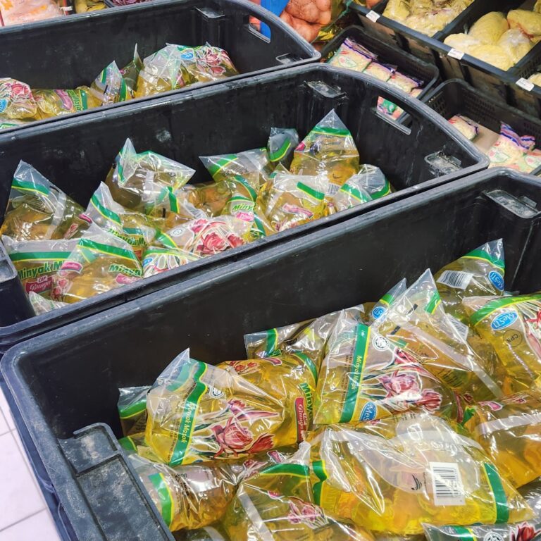 Pelik banyak pula minyak masak dekat pasar raya sekarang, kenapa ya?