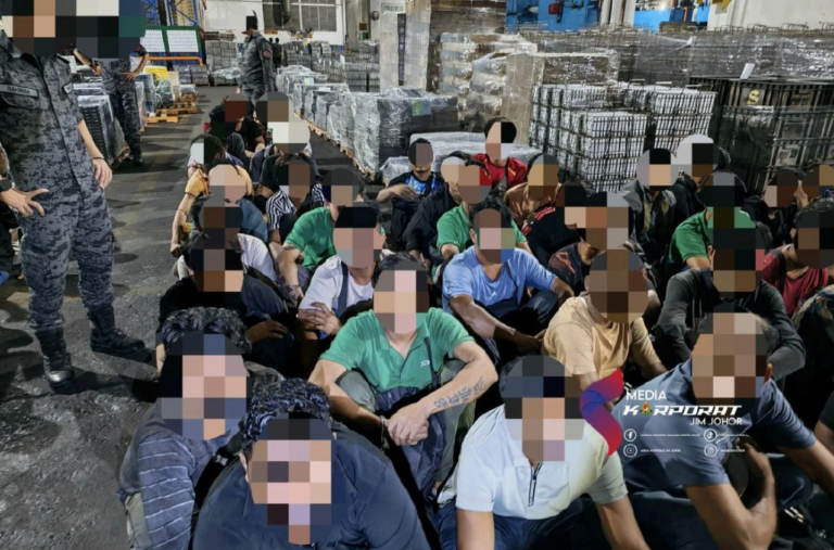 Lebih 300 PATI dalam sebuah kilang ditahan, cerminan masalah pasaran buruh negara