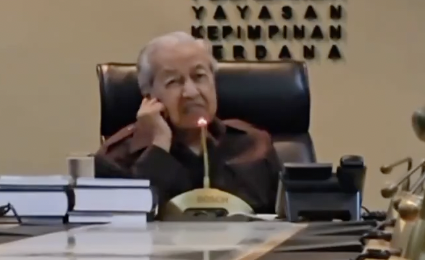 Video : Saya tahu Mahiaddin curi duit, kata Mahathir
