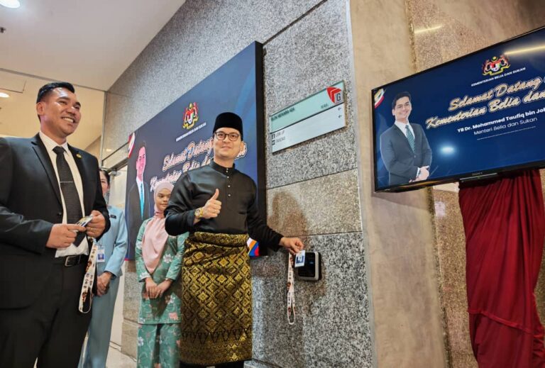 Menteri Belia dan Sukan yang baharu imbas kad perakam waktu