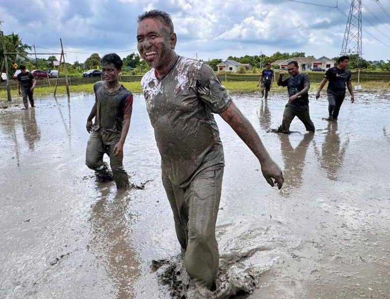 Siapa main lumpur ni… oh timbalan menteri