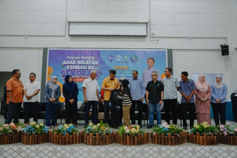 Anak nelayan di Yan terima RM13,600 menerusi Program Madani Anak Nelayan Kembali ke Sekolah