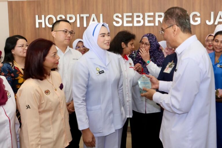 Suapan Nur Deena raih perhatian menteri kesihatan