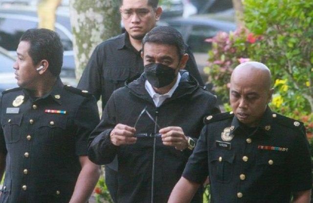 Bekas Panglima Tentera Darat jadi tertuduh, RM145,000 wang haram masuk akaun
