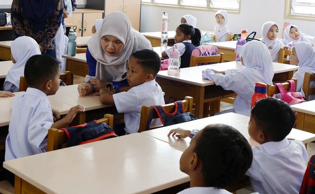 Darjah 1 umur 6 tahun: Cabaran negara menua & beban ibu bapa