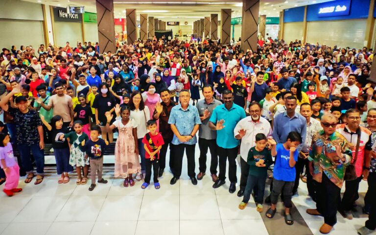 500 pelajar terima baucar RM100 menerusi Program Back To School & Jom Shopping Barangan Sekolah 2026 di Parlimen Alor Gajah