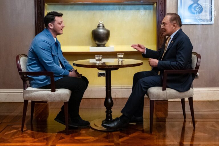 Anwar, penyokong MU, tetapi jumpa bintang Arsenal di Istanbul