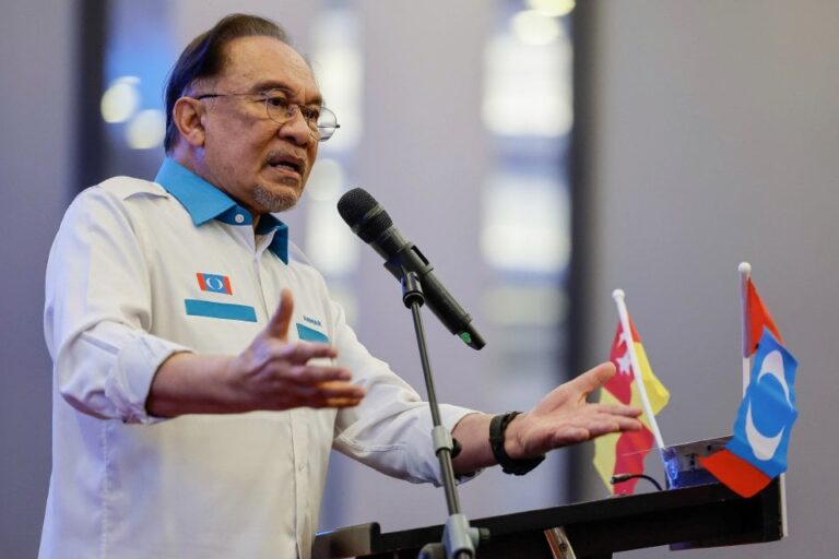 ‘Biar mereka bergaduh dulu….’ – Respon Anwar susulan konflik Bersatu