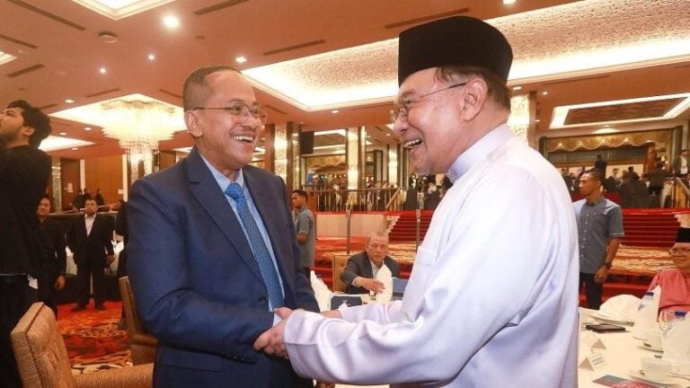 Foto Ahmad Samsuri dan Anwar Ibrahim berjabat tangan jadi perhatian