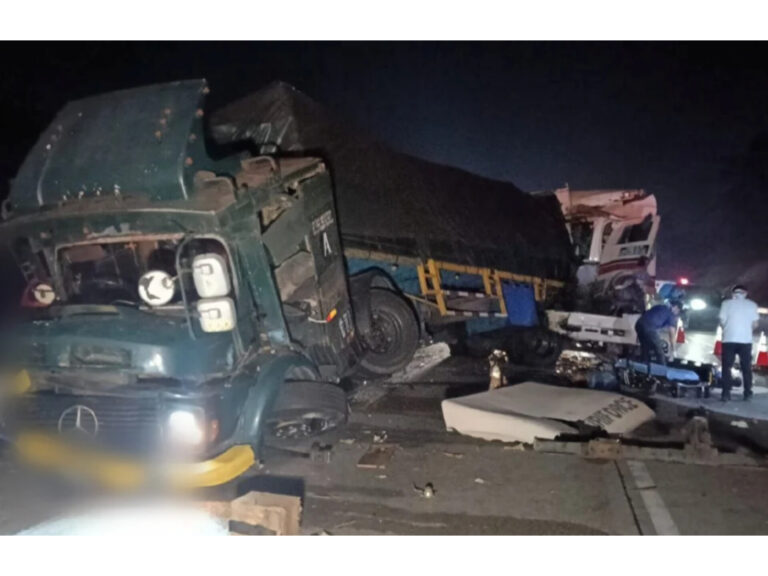 31 mangsa terlibat dalam nahas bas ekspres dengan lori 10 tan, treler