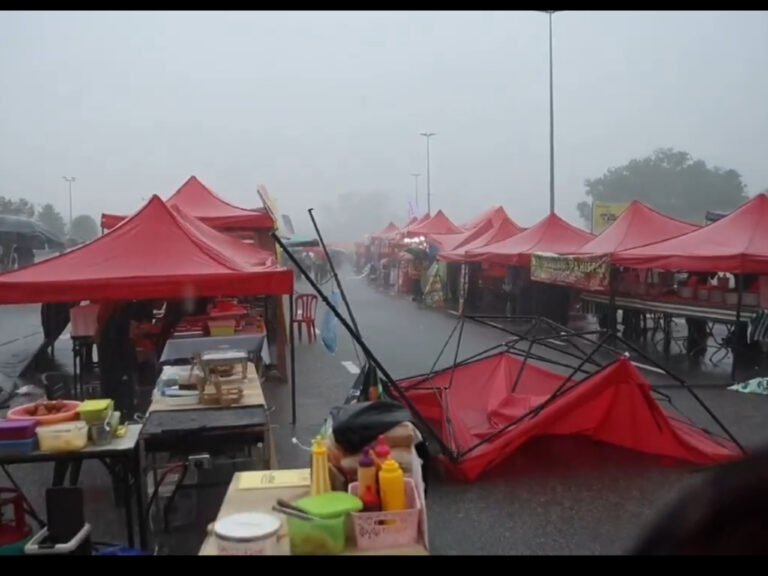 Dugaan hari pertama Ramadan, khemah peniaga bazar terbang akibat hujan lebat