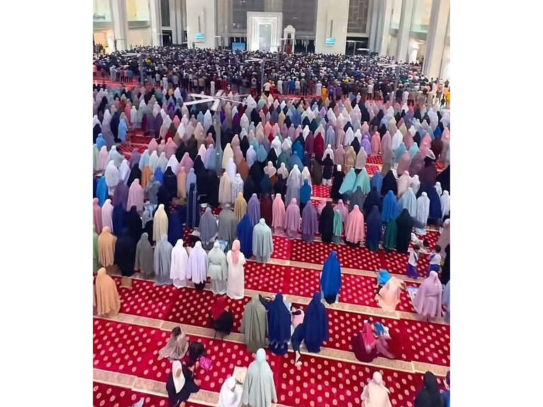 Kenapa saf jemaah wanita selalu lompong macam ini?