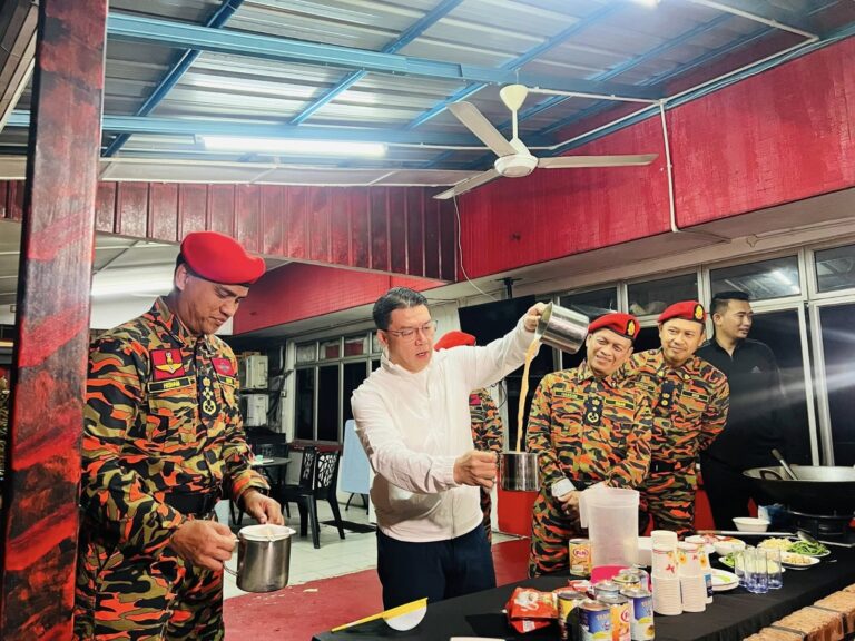 Seawal 4 Pagi Menteri Bersahur Di Balai Bomba, Turut Bantu Sediakan Juadah