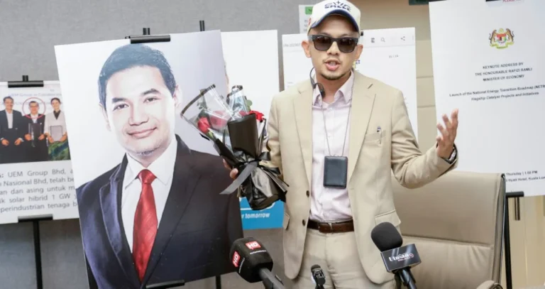 Video : Selepas Caprice belikan sejambak bunga mawar, ini Rafizi akan buat