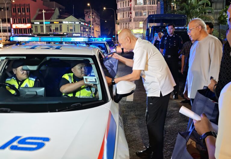 KPDN hargai petugas barisan hadapan dan golongan gelandangan, agih bantuan makanan melalui inisiatif i-FB